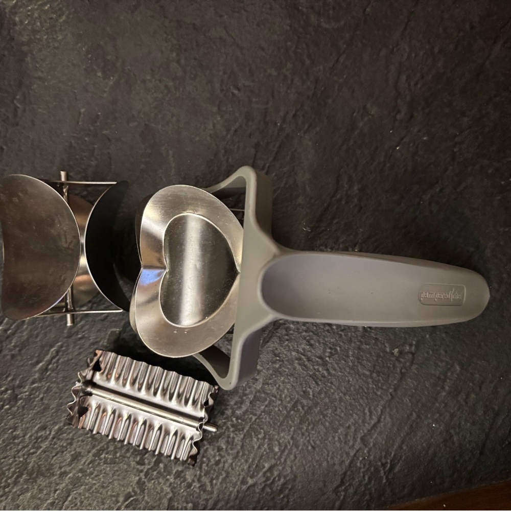 Pampered Chef Rolling Cookie Cutter
